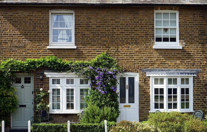 Living In Edinburgh <div class="uk-text-muted uk-h3 uk-margin-remove">Local Property Guide</div>